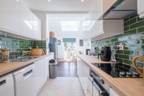 Central 4 Bed Home With Parking